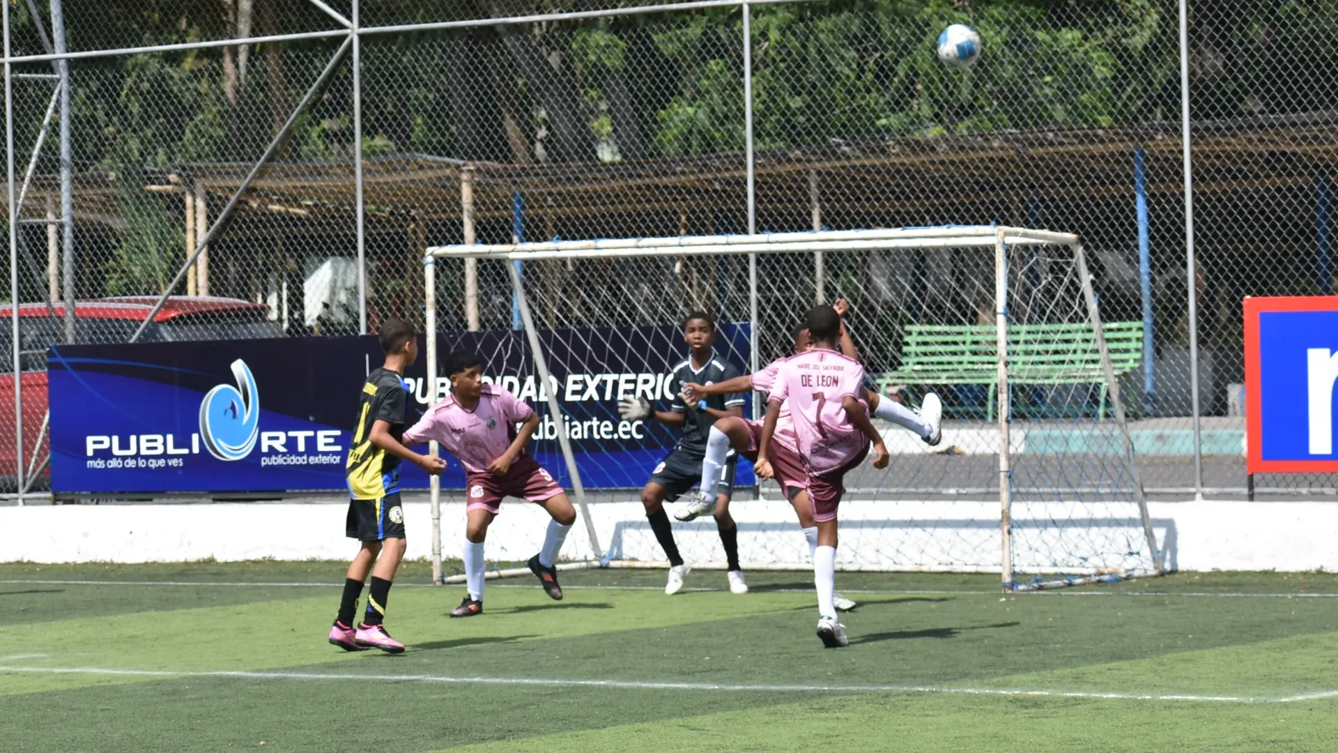 Cristo Rey y Madre del Salvador empatan en su debut