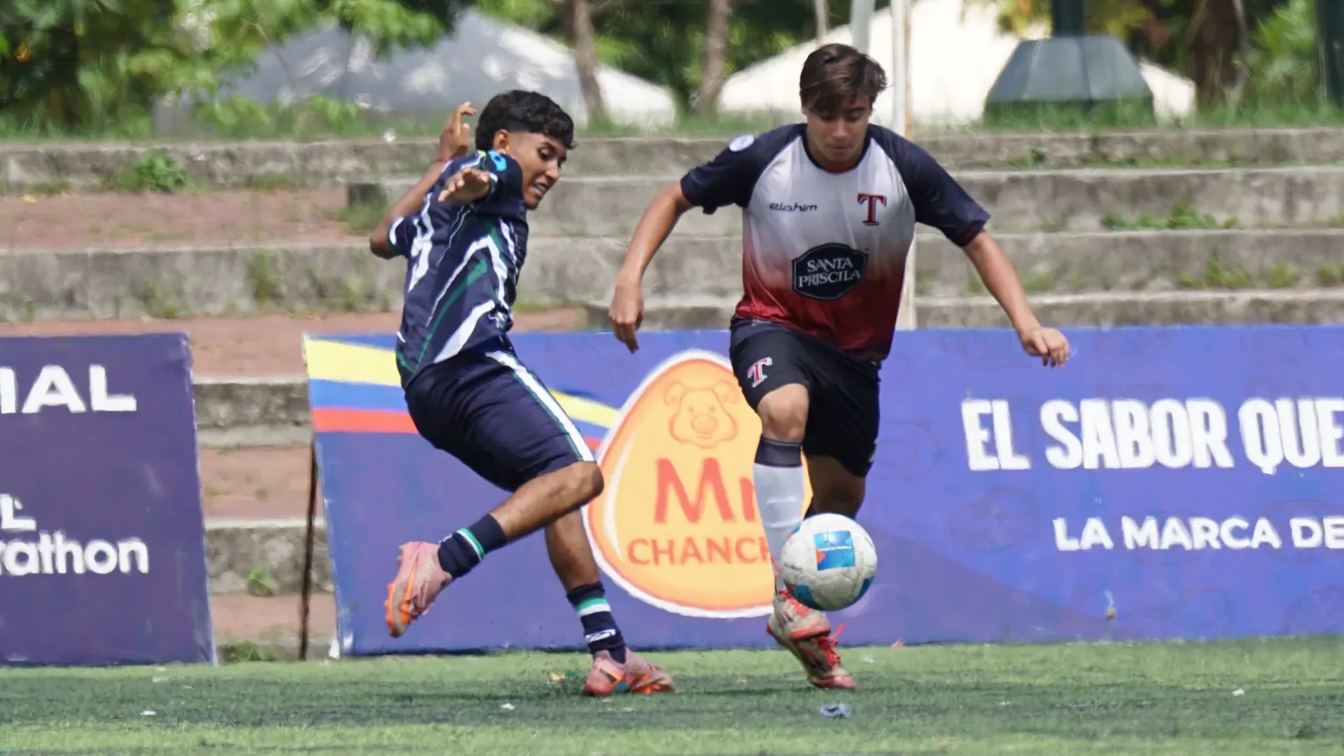 Una expulsión marcó el rumbo del duelo entre Torremar y 19 de Agosto