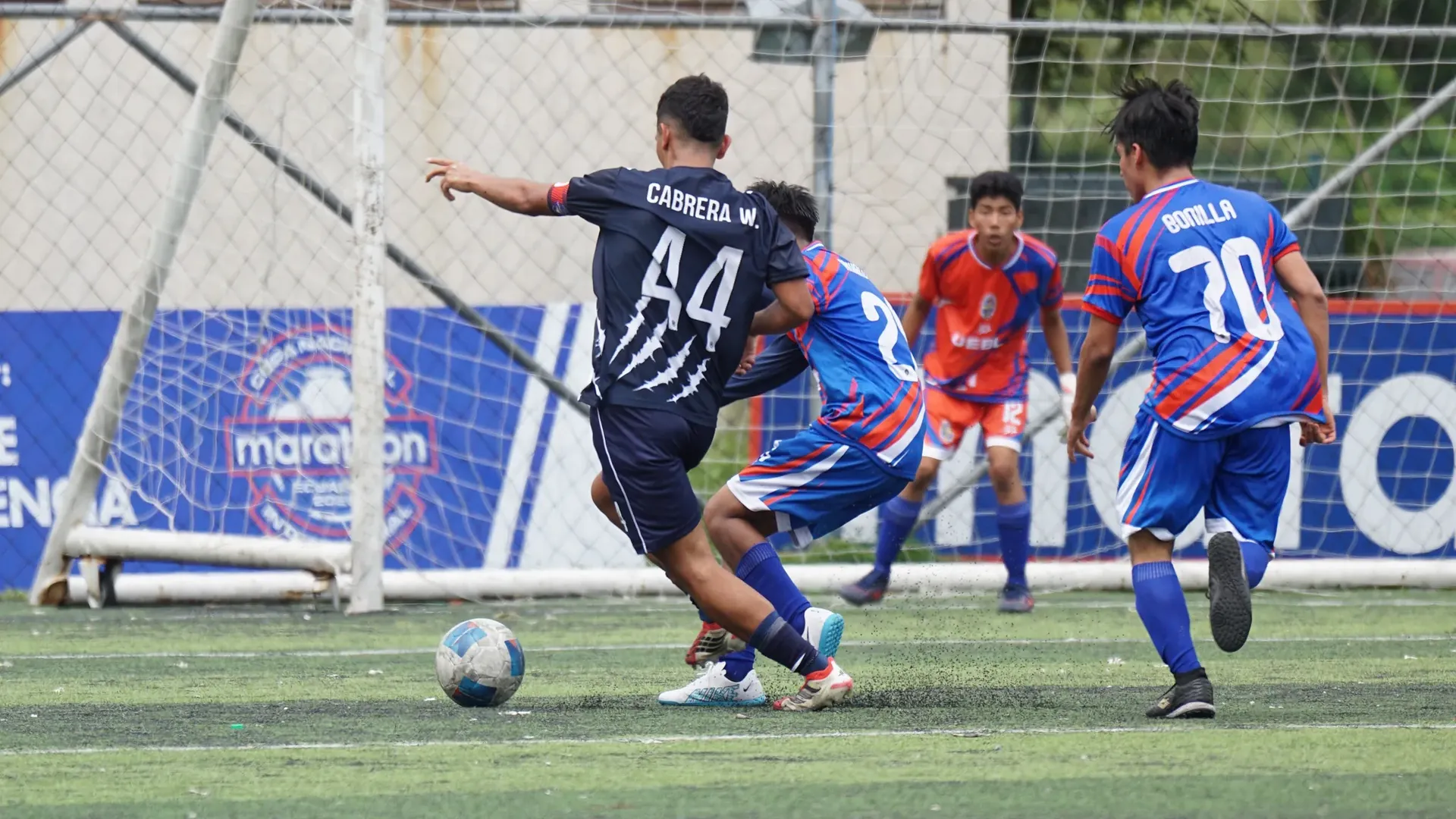 Jean Piaget se impone con siete goles y escala en la tabla